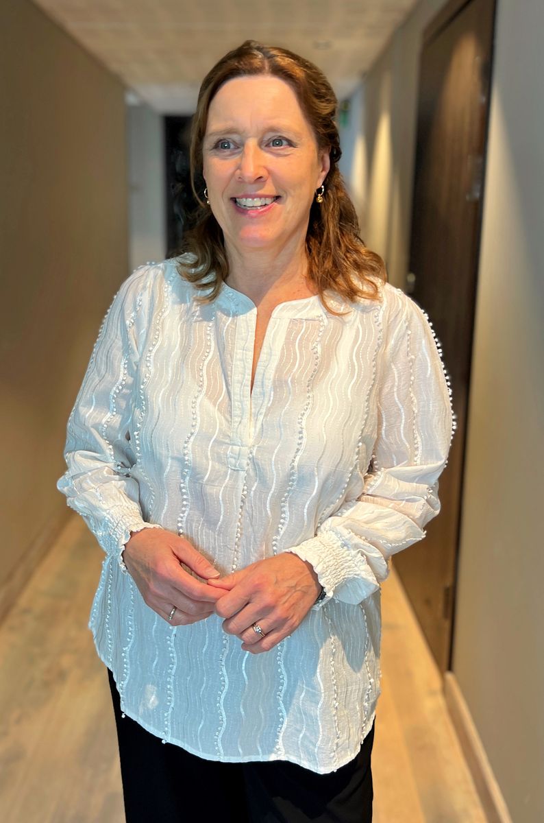 Tora bluse brodert bølge kremhvit