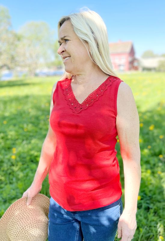 Sølvi singlet rød blonde