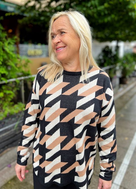 Hovedbilde Kjersti genser svart hundetann