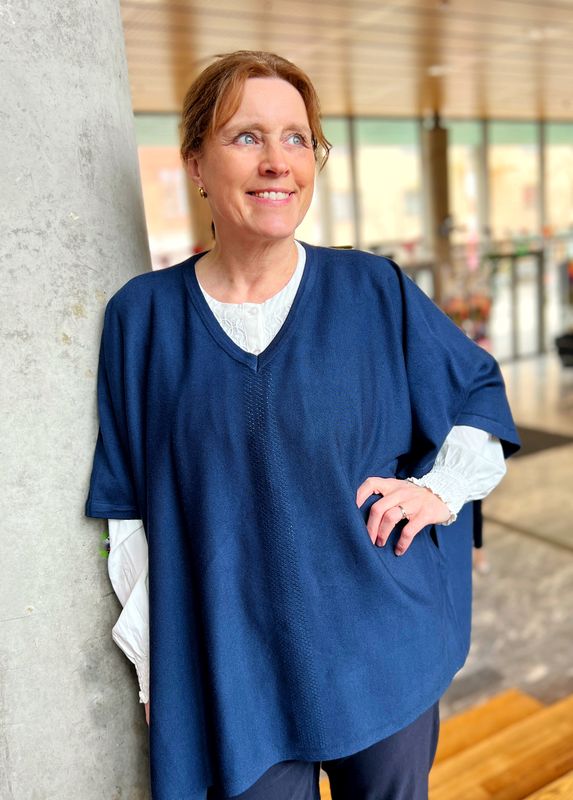 Sølvi poncho marineblå