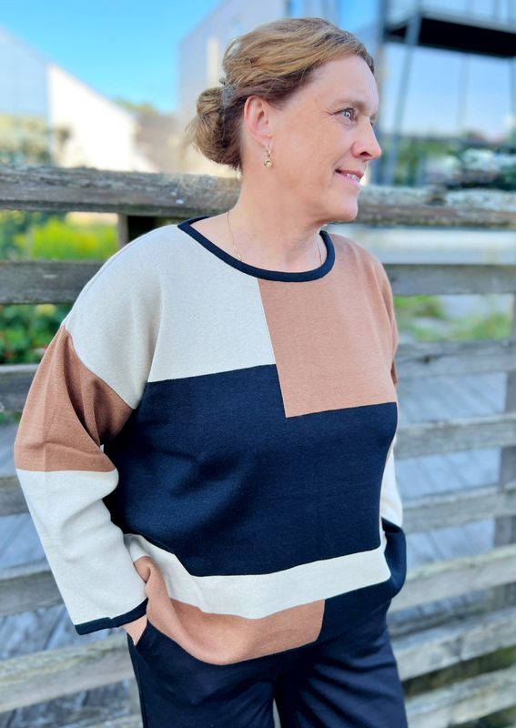 Kristin genser grafisk jord