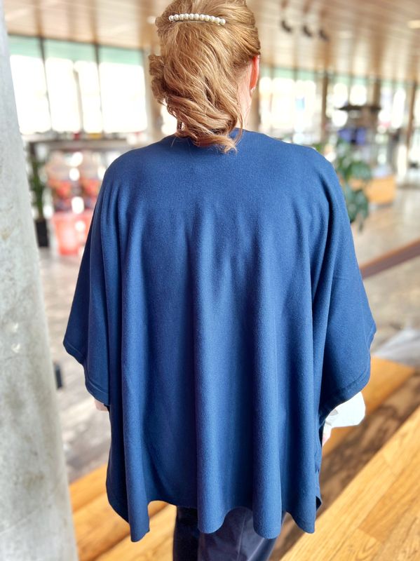 Sølvi poncho marineblå